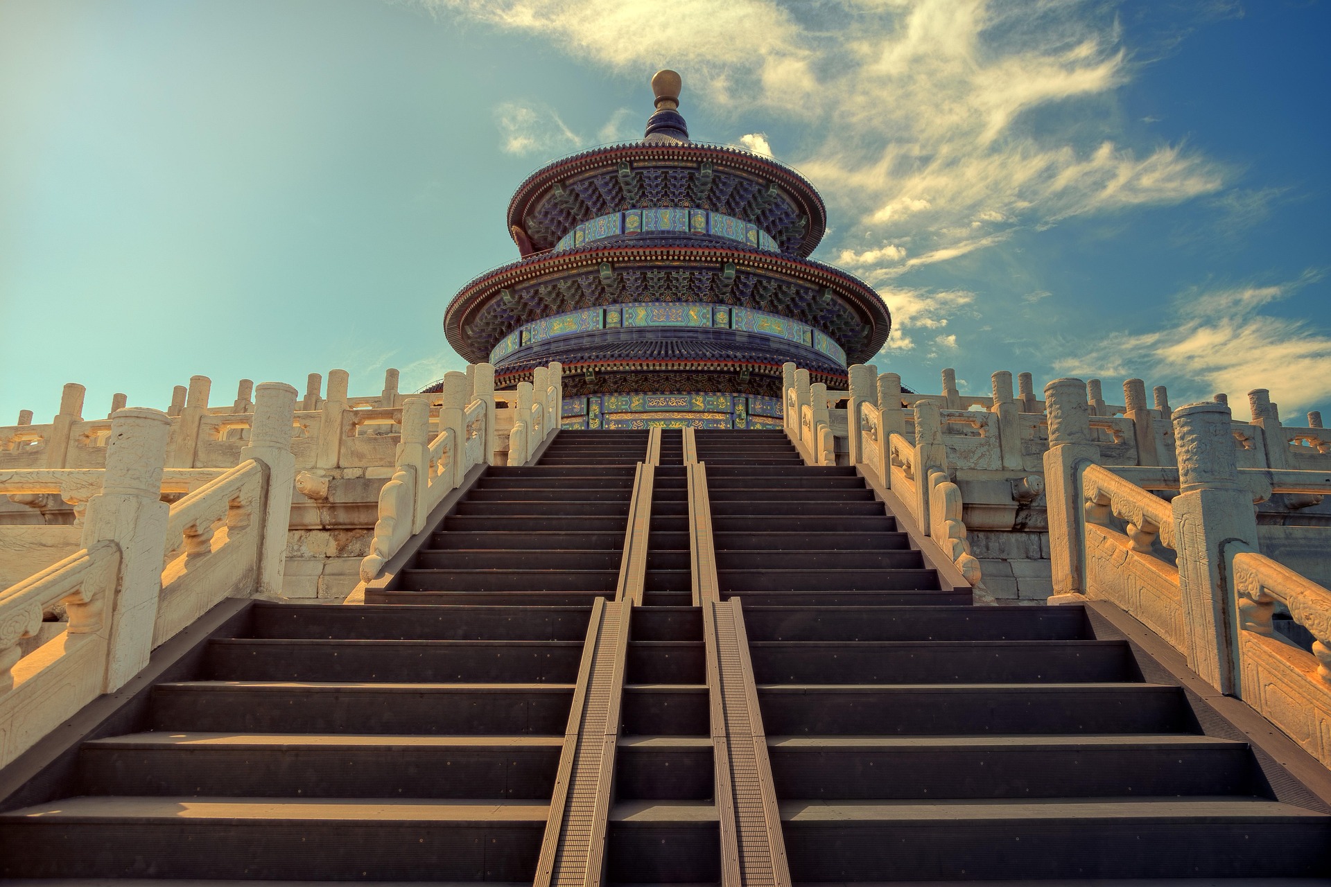 中国九寨沟国家公园内森林环绕的清澈碧绿的湖泊。