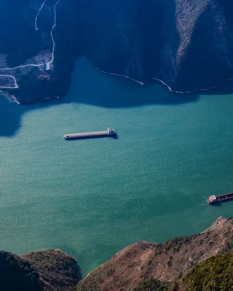 Ships on the Yangtze River between steep gorge walls
