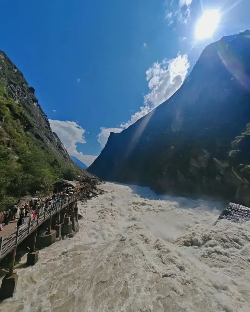 Jinsha River rushing through Tiger Leaping Gorge