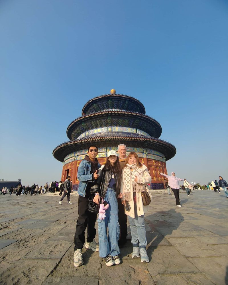 Visitors posing in front of the Hall of Prayer for Good Harvests at the Temple of Heaven in Beijing