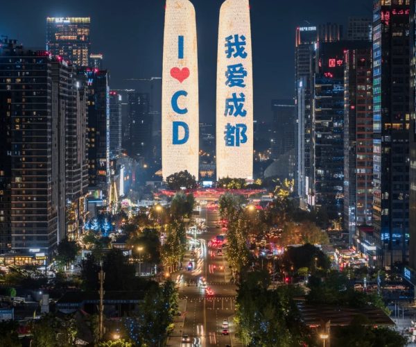 I ❤️ CD」と「我爱成都」を表示するツインタワーがライトアップされた成都の夜景。