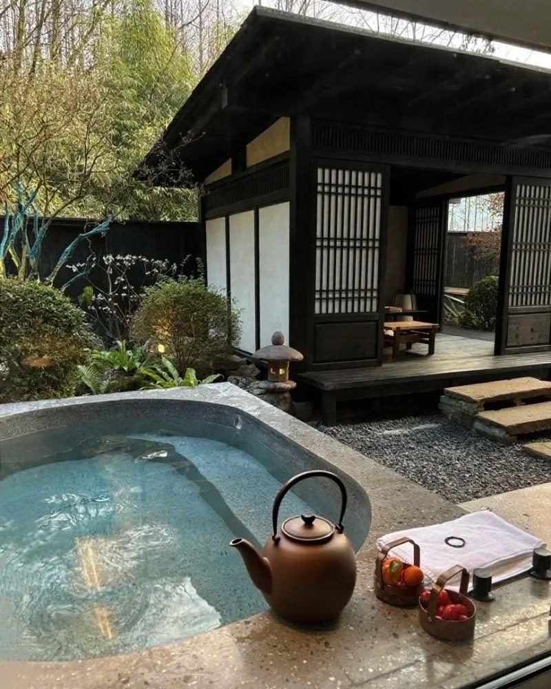 Qingcheng Mountain hot spring hotel courtyard near Chengdu