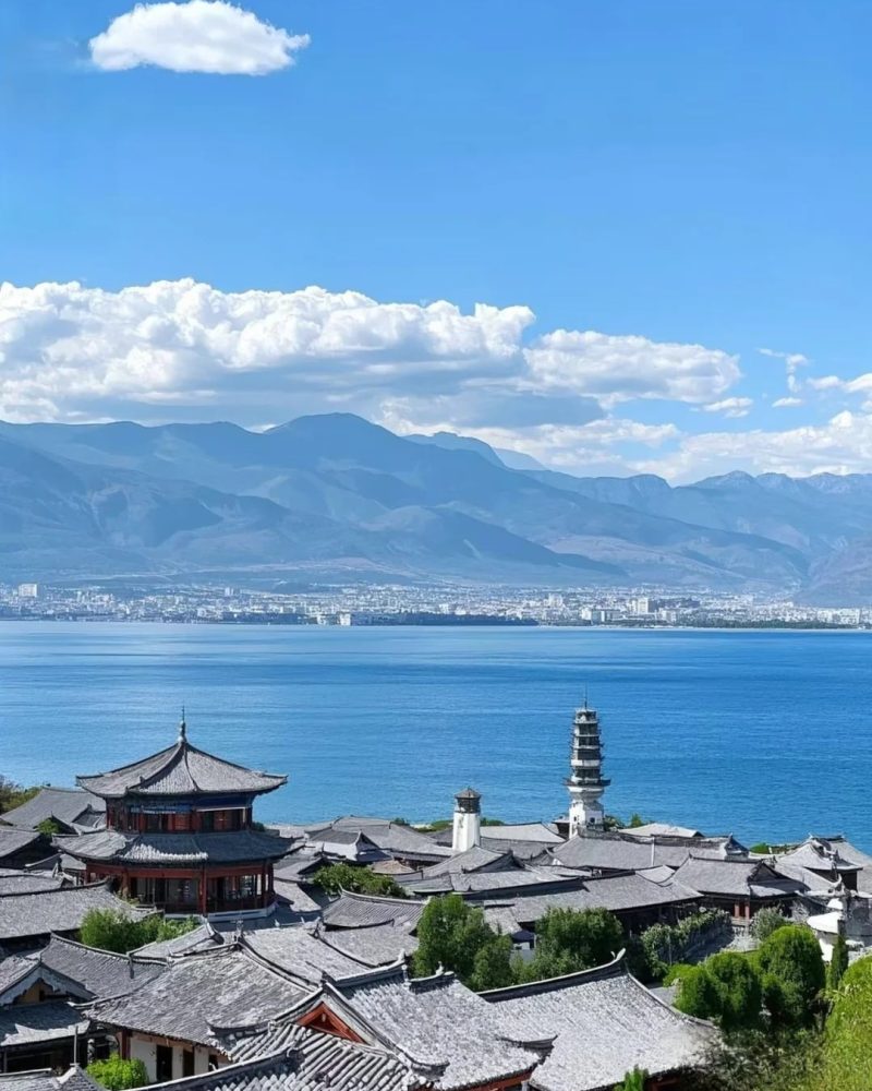 Erhai Lake in Dali with mountain scenery during a Yunnan private tour