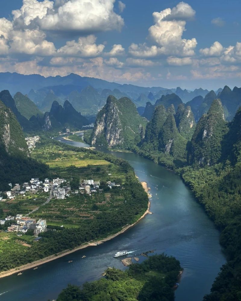Li River karst mountain scenery in Guilin, Guangxi