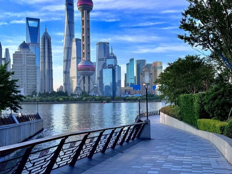 Shanghai Pudong skyline from the Huangpu River waterfront El horizonte de Pudong en Shanghái visto desde el paseo marítimo del río Huangpu, con la Torre Perla Oriental y los rascacielos