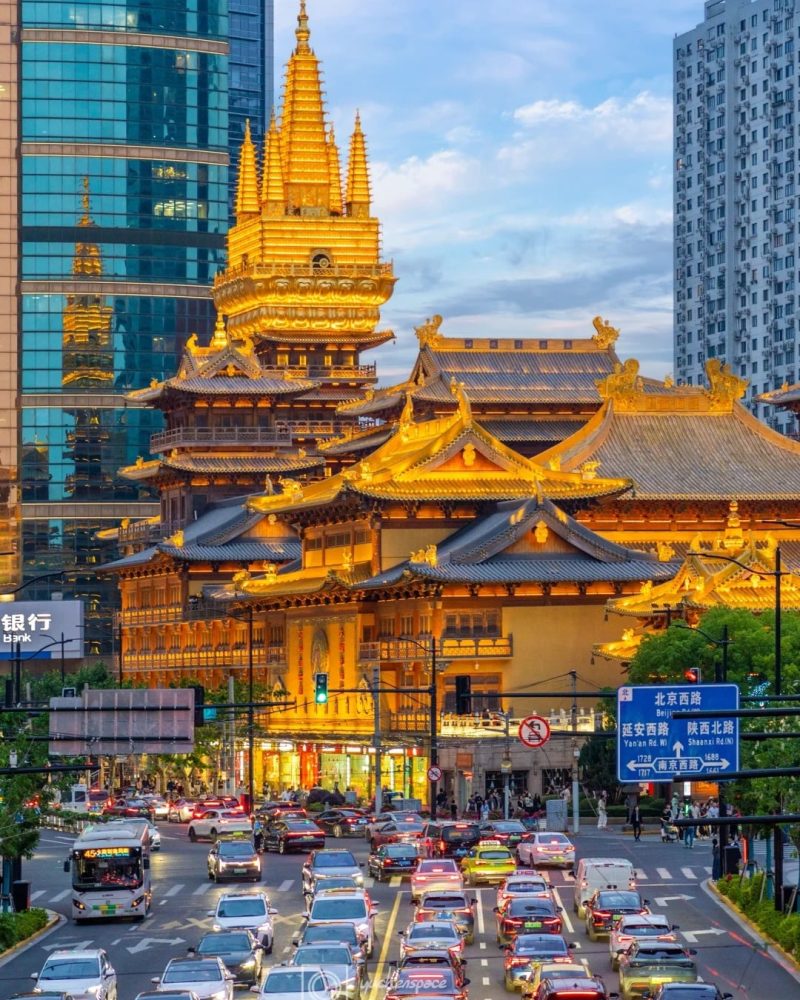 Jing'an Temple in central Shanghai on a private city tour