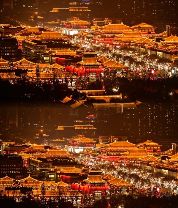 Night view of Great Tang All Day Mall in Xi’an, with illuminated palace-style buildings and festive streets.