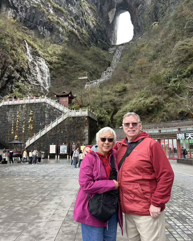 Travelers at Tianmen Mountain in Zhangjiajie with Tianmen Cave in the background