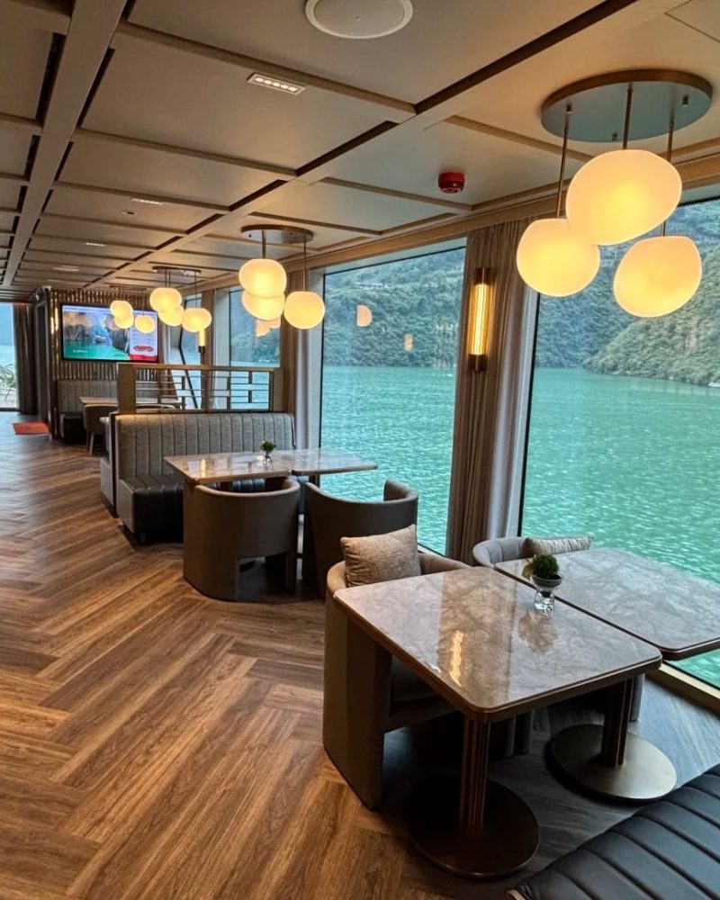 Luxury lounge inside a Yangtze River cruise ship with panoramic river views, part of a premium China river cruise tour.